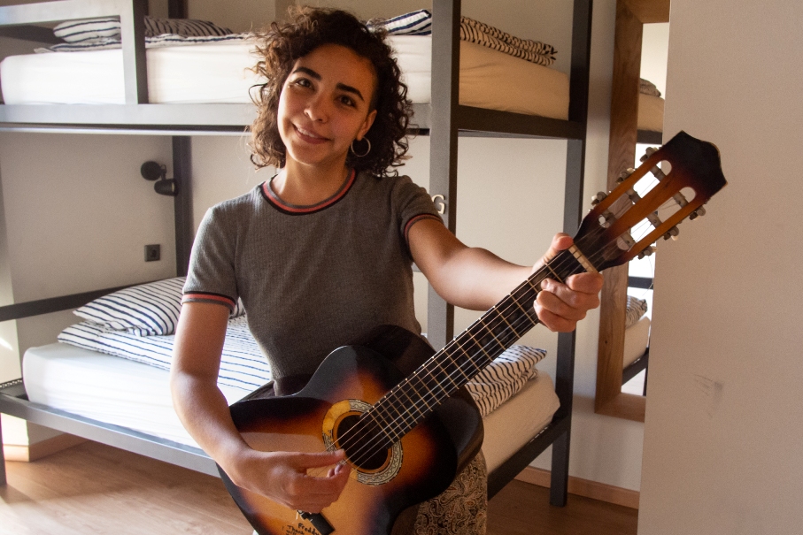 Inicio 2 Hostel en Granada - El Granado Hostel guest playing guitar